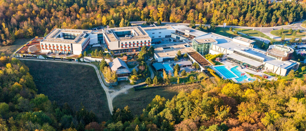Drohnen-Aufnahme vom Asia Resort Linsberg in Bad Erlach