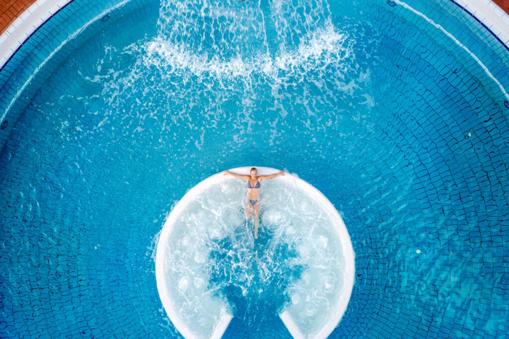 Thermen- & Vulkanland: Eine Frau entspannt im mineralstoffreichen Thermalwasser.