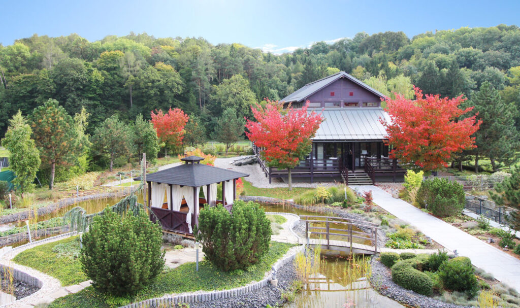 Herbstlicher Pavillon in Asia Resort
