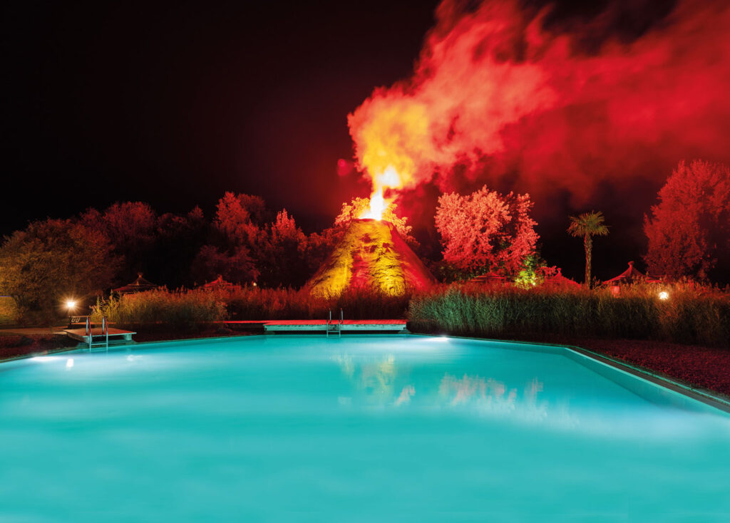 Vulkan Imitation vor Outdoor-Pool