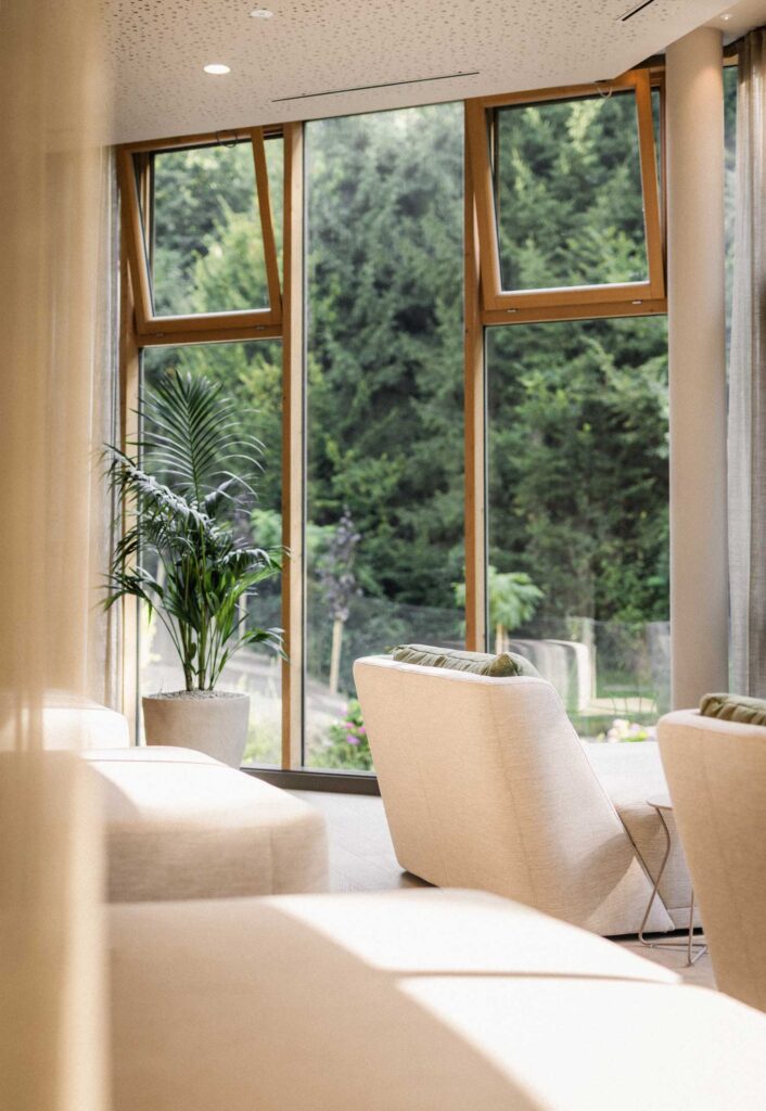 Waldblick aus einem Ruheraum im Heilthermen Resort Bad Waltersdorf