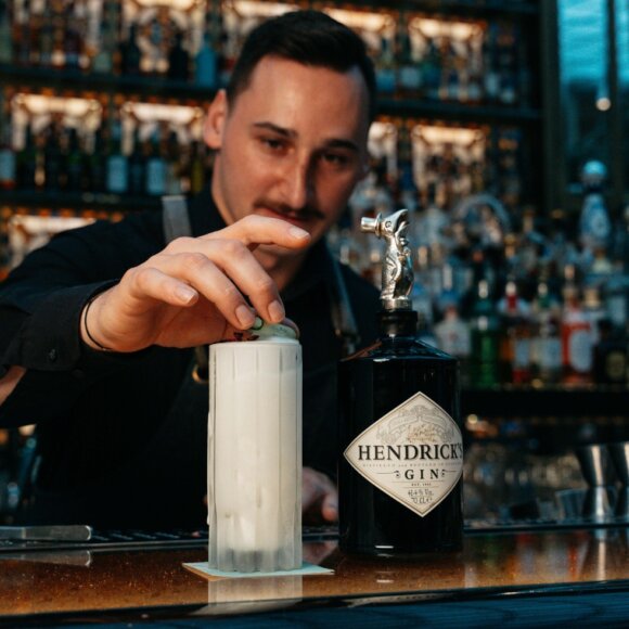 Barkeeper Holzer prÃ¤sentiert sein liebstes Cocktail-Rezept mit Gurke