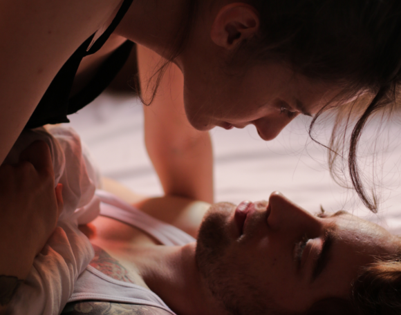8 GrÃ¼nde warum Sex gesund ist: Paar im Bett