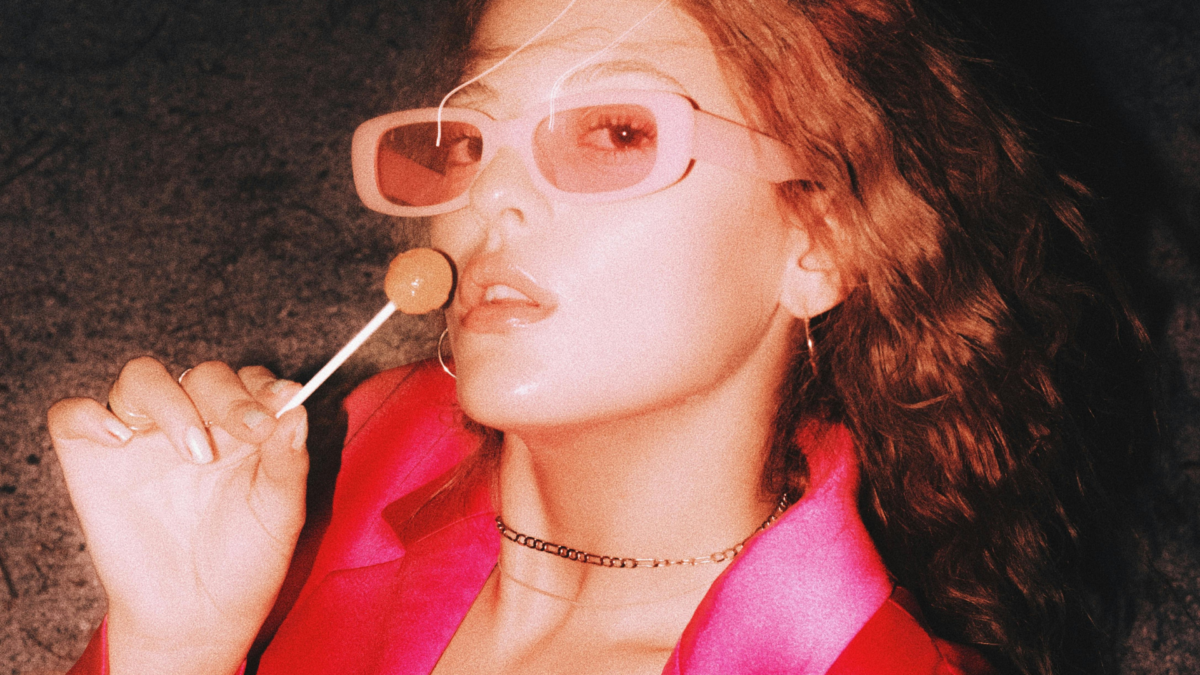 Eine Frau trÃ¤gt eine rosa Sonnenbrille